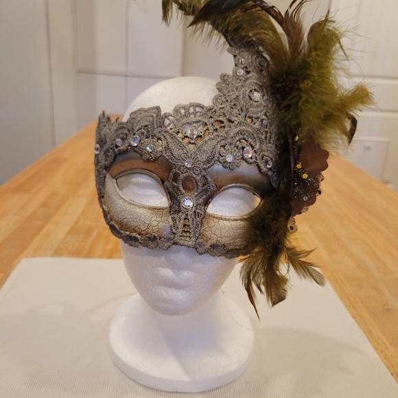 🟤EUC~ MARDI GRAS MASK - Picture 10 of 10